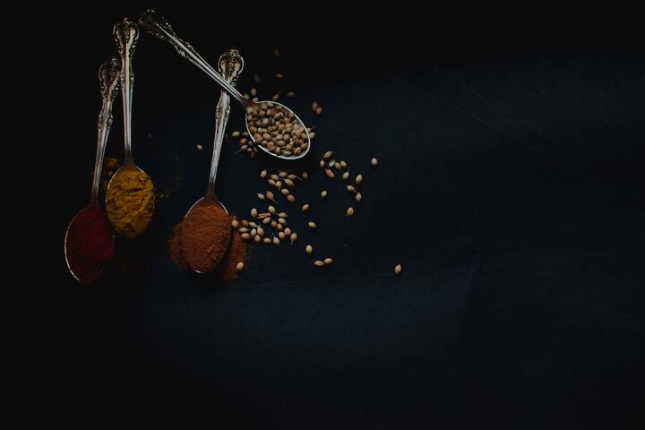 याशिवाय गरम मसाल्यांच्या अतिसेवनामुळे तुमच्या हृदयाच्या आरोग्यावरही परिणाम होऊ शकतो. यामुळे रक्तदाब वाढण्याचा धोका निर्माण होतो ज्यामुळे शेवटी हृदयविकार होतात. हृदयरोग्यांनी गरम मसाला टाळावा