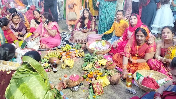 Chhath Puja 2024: कानपुर में छठ पूजा के अंतिम दिन व्रतधारी महिलाओं ने उगते सूर्य को अर्घ्य देकर व्रत का समापन किया. साथ छठी मइया से अपनी मनोकामना मांगी.