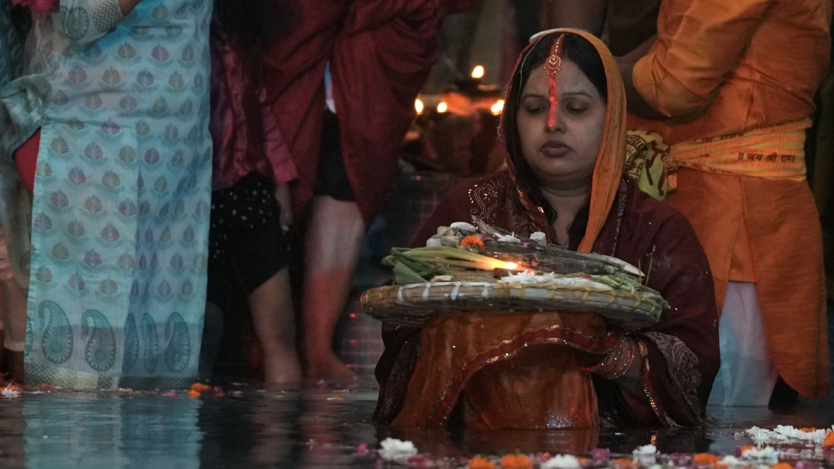 Chhath Puja 2024: अलीगढ़ में छठ पूजा को लेकर भक्तों में गजब का उत्साह, टीकाराम मंदिर में उमड़ी लोगों की भीड़