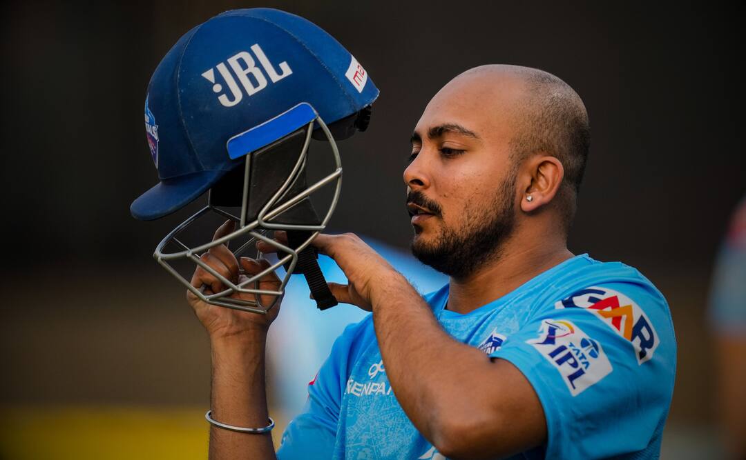 Shashank Singh who played with Prithvi Shaw for Mumbai and has elaborated on what might be going wrong for him Prithvi Shaw Down Fall: పృథ్వీ షా గురించి కీల‌క వ్యాఖ్య‌లు చేసిన ఐపీఎల్ స్టార్ శ‌శాంక్ సింగ్.. అవి మార్చుకుంటే, త‌న‌కు తిరుగేలేదు..!