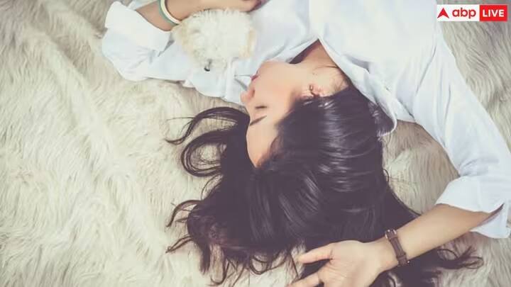 ગરમ પાણીથી સતત નહાવાથી આંખોમાં રહેલો ભેજ ઓછો થાય છે. જેના કારણે આંખો લાલ થઈ જાય છે અને ખંજવાળની ​​સમસ્યા થવા લાગે છે. આના કારણે આંખને લગતી અન્ય ઘણી સમસ્યાઓ પણ થઈ શકે છે.