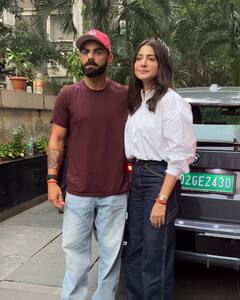 विराट कोहली संग स्टाइलिश लुक में स्पॉट हुईं अनुष्का शर्मा, बाहों में बाहें डाल कपल ने दिए पोज