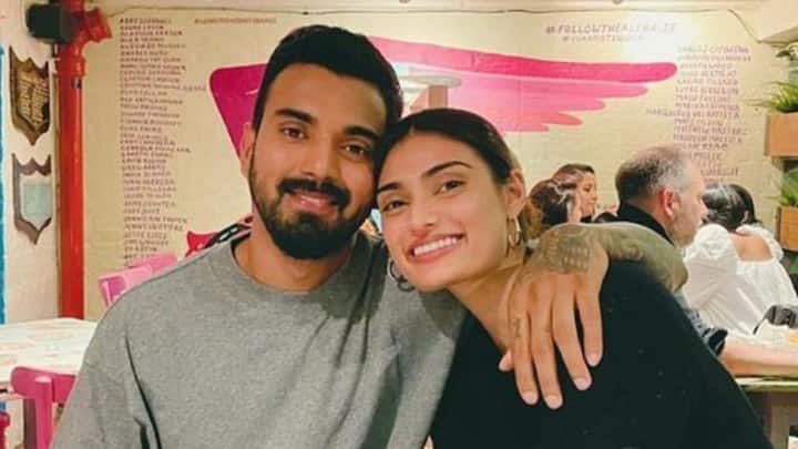 केएल राहुल और आथिया शेट्टी ने कई सालों तक एक-दूसरे को डेट करने के बाद 23 जनवरी 2023 को शादी रचाई थी. शादी समारोह सुनील शेट्टी के खंडाला में स्थित फार्म हाउस पर हुआ था.