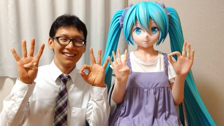 Japanese Man Celebrates Sixth Anniversary With Vocaloid Hatsune Miku 'Fictosexual' Japanese Man Celebrates 6th Anniversary With Voicebank Character 'Hatsune Miku'