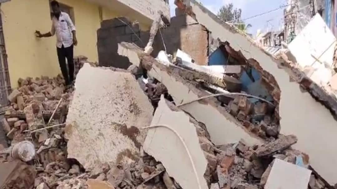 Karnataka: 3-Storey Building Collapses In Kolar After Developing Cracks During Renovation, Visuals Surface Karnataka 3-Storey Building Collapses In Kolar After Developing Cracks During Renovation Visuals Surface Karnataka: 3-Storey Building Collapses In Kolar After Developing Cracks During Renovation, Visuals Surface
