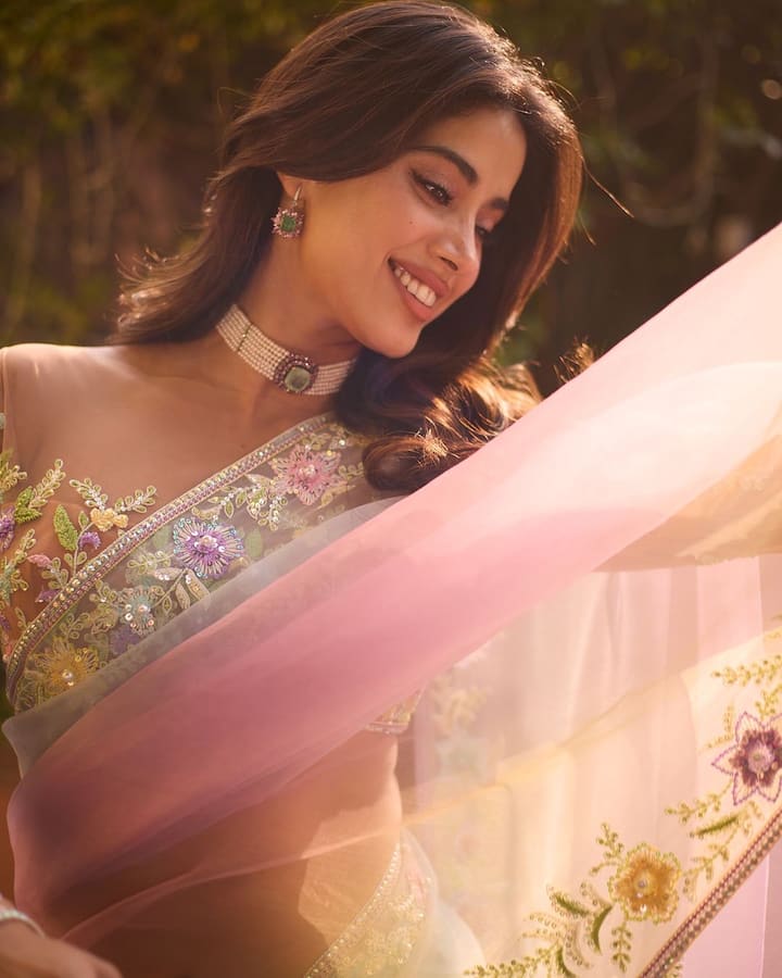 జాన్వీ తెలుగులో నటించిన మొదటి చిత్రం దేవర నేటి నుంచే ఓటీటీలో స్ట్రీమ్ అవుతుంది. కొరటాల శివ దర్శకత్వంలో జూనియర్ ఎన్టీఆర్ హీరోగా.. జాన్వీ నటించిన ఈ చిత్రం మంచి ఫలితాన్నే అందుకుంది.(Images Source : Instagram/Janhvi Kapoor)