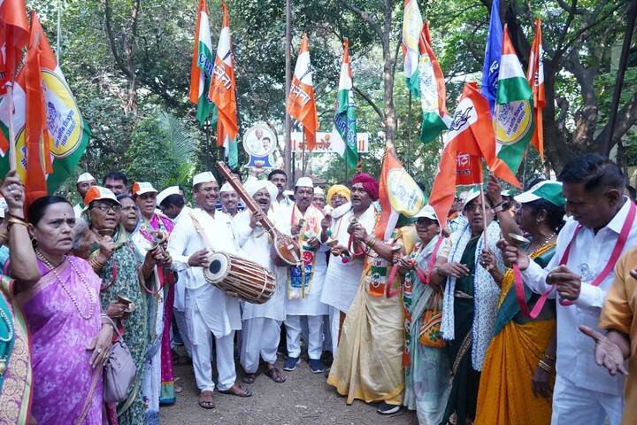 कधी भजन रंगात रंगून तर कधी ज्येष्ठ नागरिकांसोबत संवाद साधताना ते प्रचारादरम्यान दिसत आहे.