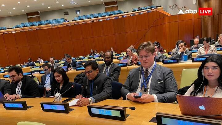 इस तस्वीर के पीछे की सच्चाई कुछ अलग है. दरअसल प्रो. रामगोपाल यादव एक भारतीय प्रतिनिधिमंडल के साथ संयुक्त राष्ट्र के दौरे पर हैं. उन्होंने अपनी यात्रा की जानकारी खुद सोशल मीडिया पर दी. उन्होंने बताया कि वे यूएन महासभा की जनरल असेंबली में अन्य भारतीय सांसदों के साथ गए हैं और वे इस दौरान कई महत्वपूर्ण समितियों जैसे सुरक्षा परिषद और ट्रस्टीशिप काउंसिल आदि का अवलोकन करेंगे.