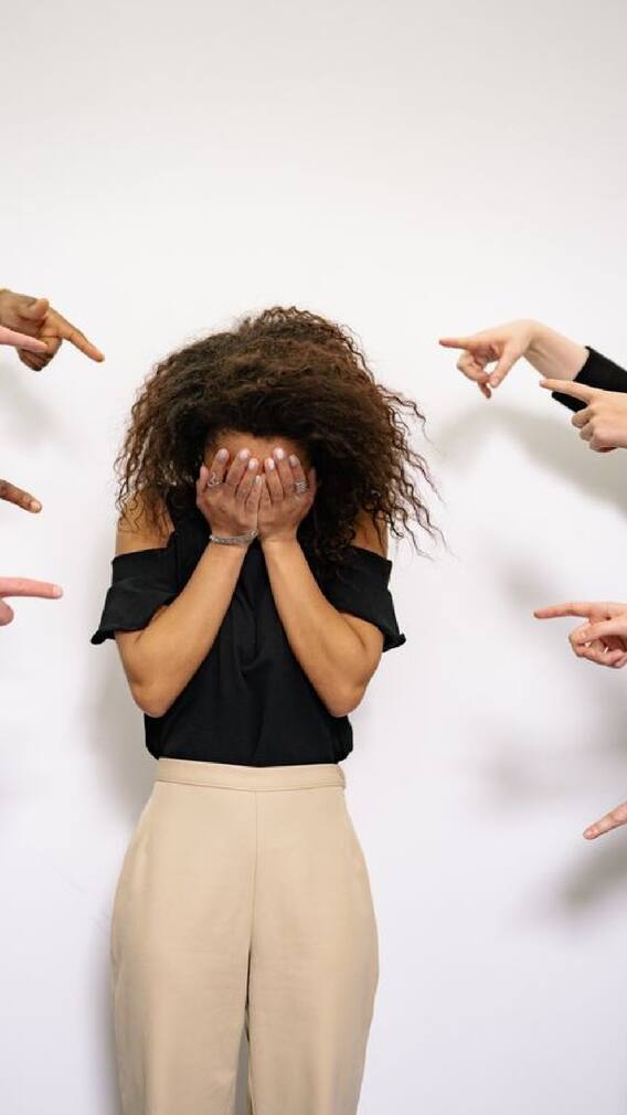 आयुष्यात प्रगती करायची असेल तर 'या' गोष्टी इतरांपासून लपवून ठेवा.