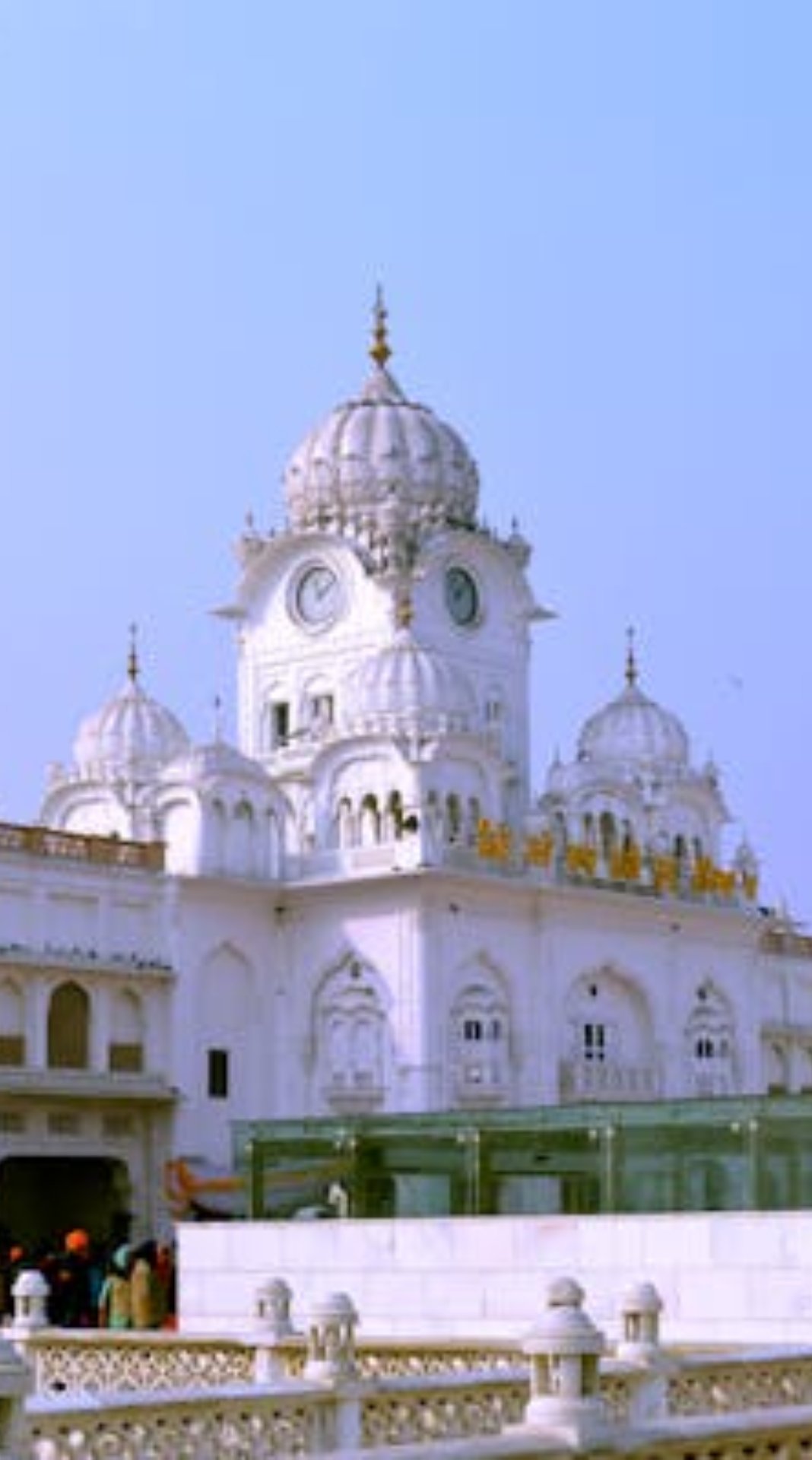 करतारपुर साहिब गुरुद्वारा रावी नदी के पश्चिमी तट पर स्थित है