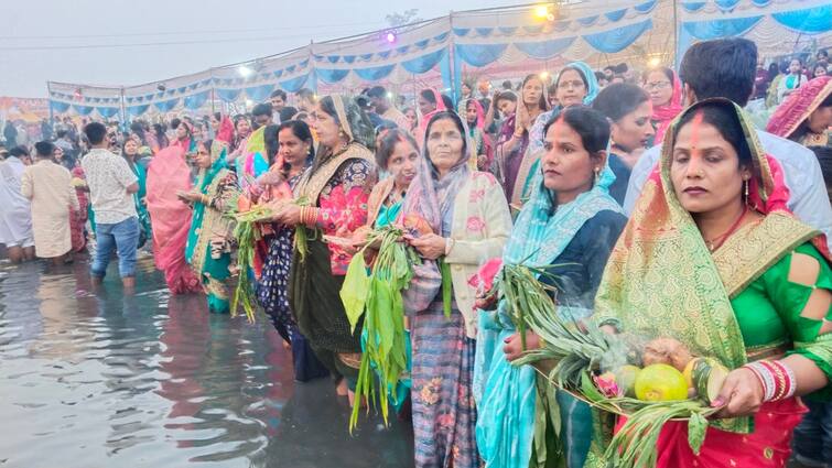 उगते हुए सूर्य को अर्घ्य देकर महिलाओं ने किया व्रत का समापन,  लोगों ने गाये छठी मईया के लिए गीत