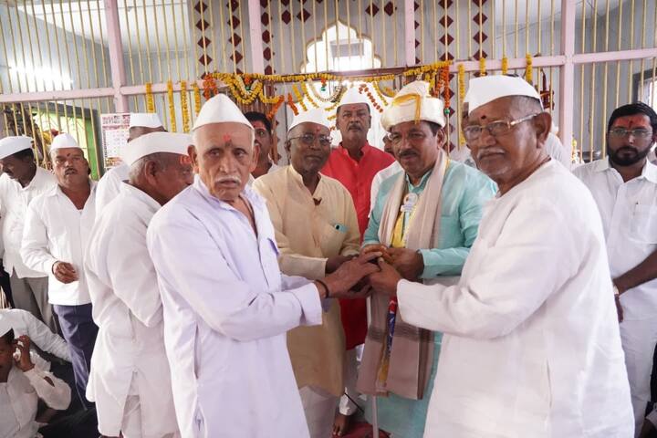 त्यासोबतच ते ज्येष्ठ नागरिकांचीदेखील भेट देत आहेत.