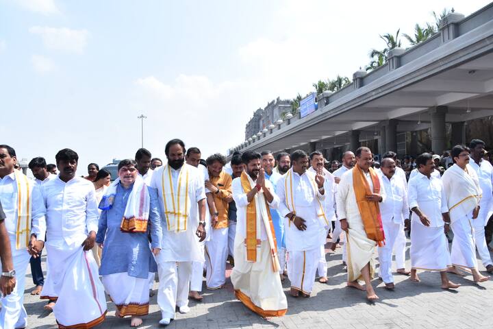 ఆలయంలో భక్తులకు అభివాదం చేస్తూ సీఎం రేవంత్, మంత్రులు ముందుకు సాగారు.