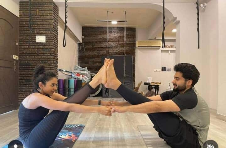 हर लड़की रकुल प्रीत सिंह की तरह खूबसूरत और फिट दिखना चाहती है। लेकिन उनके जैसा फिगर और खूबसूरती पाना इतना आसान नहीं है। इसके लिए वह खुद भी कड़ी मेहनत करते हैं। वह अपने वर्कआउट और डाइट को लेकर काफी सतर्क रहते हैं।