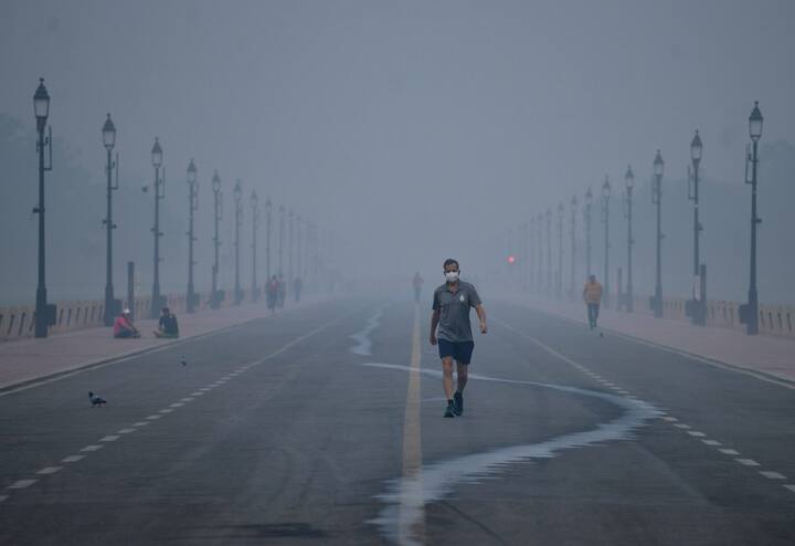 दिल्ली-एनसीआर के लोगों को गुलाबी ठंड का इंतजार बेसब्री से है, लेकिन सर्दी आ ही नहीं रही है. यहां दिन में धूप की वजह से गर्मी का अहसास हो रहा है, जबकि सुबह और शाम स्मॉग और धुंध देखने को मिल रहे हैं.