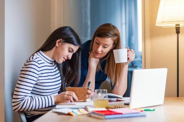 मूलांक 7 चे लोक अभ्यासात देखील हुशार असतात. कमी अभ्यास करुन देखील ते परीक्षेत चांगले गुण मिळवतात.