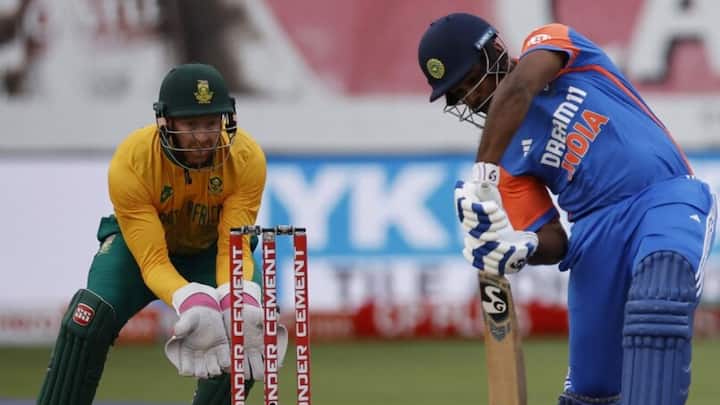 ओवर की पहली गेंद पर सूर्यकुमार यादव ने सिंगल रन लिया, दूसरी बॉल पर संजू सैमसन ने चौका लगा दिया. वहीं तीसरी गेंद पर सैमसन ने एक रन लिया.