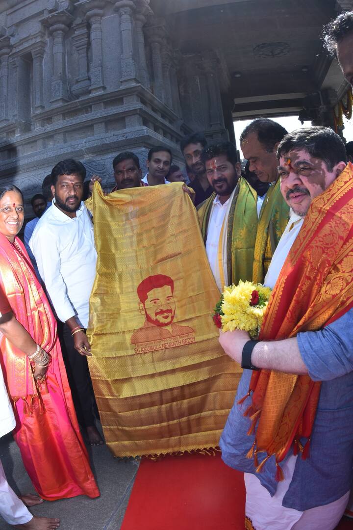 సీఎం పుట్టినరోజు సందర్భంగా ఓ అభిమాని సీఎం చిత్రపటంతో వస్త్రాన్ని తయారుచేసి ఆయనకు అందజేశారు. దీన్ని చూసిన రేవంత్ రెడ్డి సదరు అభిమానిని అభినందించారు.