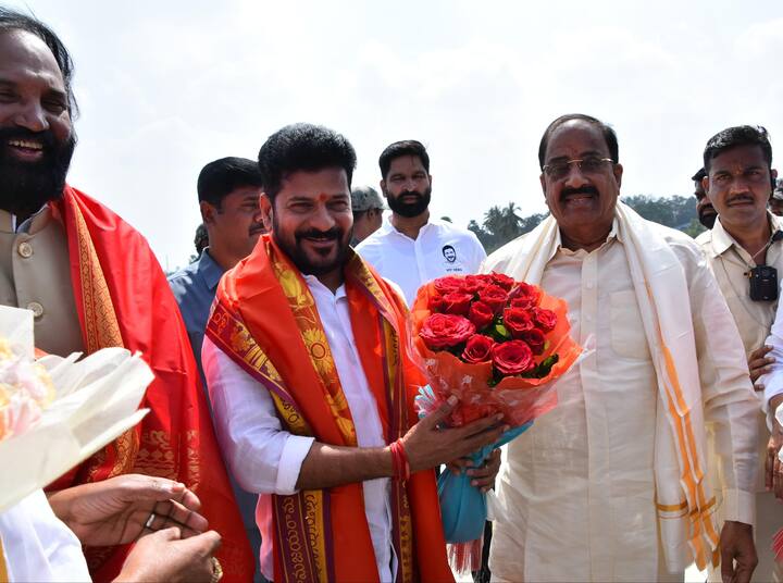 తెలంగాణ సీఎం రేవంత్ రెడ్డి యాదాద్రి లక్ష్మీ నరసింహ స్వామి వారిని శుక్రవారం తన పుట్టిన రోజు సందర్భంగా దర్శించుకున్నారు. ఆయనకు ఆలయ అధికారులు ఘన స్వాగతం పలికారు.