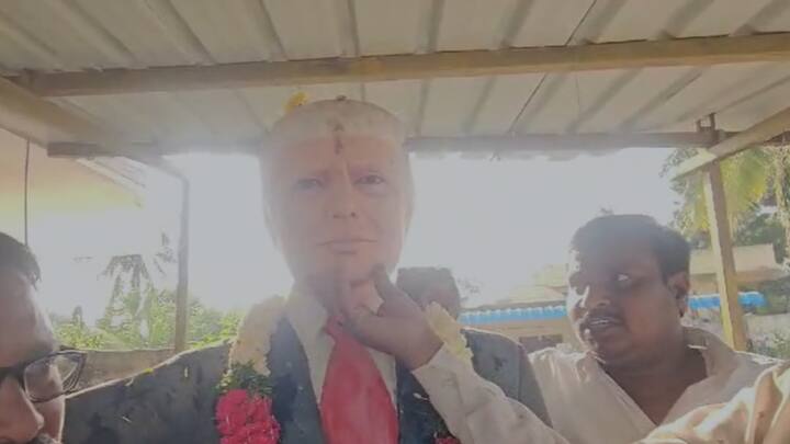 बीते दिनों ट्रम्प की जीत की खबर सुनते ही गांववालों में उत्साह की लहर दौड़ पड़ी. उन्होंने प्रतिमा की पूजा-अर्चना की और मालाएं चढ़ाकर अपनी खुशी जाहिर की. ग्रामीणों का कहना है कि कृष्णा के निधन के बाद भी उनके दिल में ट्रम्प के प्रति वही सम्मान और प्रेम बना हुआ है. उन्होंने यह प्रतिमा उनके सम्मान में सजीव रखी है. बुस्सा कृष्णा ने अपने जीवन में ट्रम्प को भगवान के तौर पर पूजा था और आज भी गांव में उनकी इस परंपरा को कायम रखा गया है. ग्रामीण ट्रम्प की मूर्ति की आराधना से अपनी भक्ति का प्रदर्शन करते हैं.