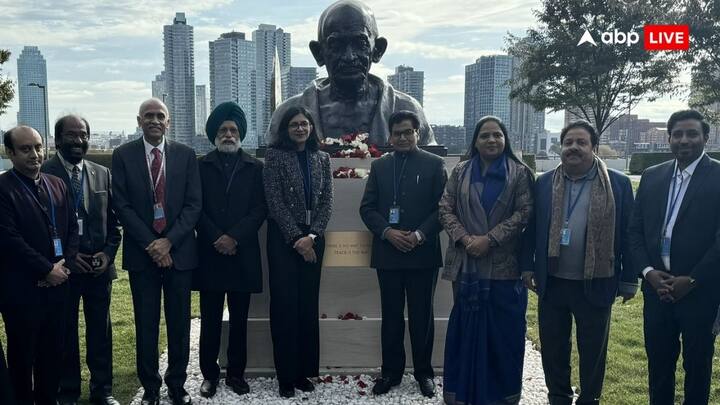 प्रो. रामगोपाल यादव ने अपनी यात्रा के दौरान कई फोटो साझा किए, जिनमें वे भारतीय प्रतिनिधिमंडल के साथ यूएन के मुख्यालय में विभिन्न गतिविधियों में शामिल होते हुए नजर आ रहे हैं. उन्होंने इन तस्वीरों को सोशल मीडिया पर साझा करते हुए बताया कि वे यूएन के चार्टर पर भारत का दृष्टिकोण प्रस्तुत कर रहे थे.