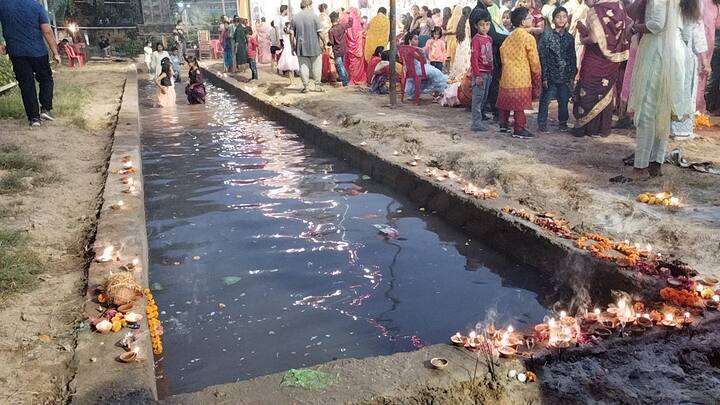इस पूजन को नदी के किनारे व्रती महिलाएं करती है लेकिन नदियों के साथ साथ अब पूजन के लिए पार्कों में भी सूर्य को अर्घ्य देने के लिए सरोवर की व्यवस्था प्रशासन की ओर से की गई.