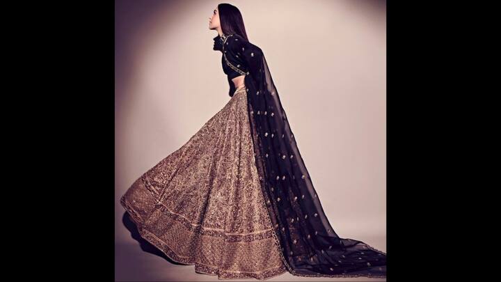 1. Gold And Black Lehenga: This beautiful gold blouse combined with a fancy black lehenga creates a luxurious and classic look, creating a regal feel for guests or celebrations. (Image Source: Twitter/@cinnamonradios)