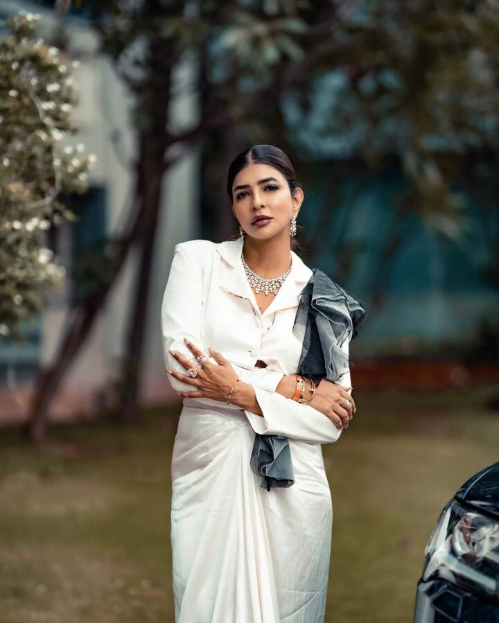 తన ఫ్యాషన్ సెన్స్తో ఫ్యాషన్ ప్రియుల మనసు దోచేస్తుంది మంచు లక్ష్మీ. తాజాగా వైట్ కలర్ డ్రెస్లో చాలా స్టైలిష్గా కనిపించింది. (Images Source : Instagram/Manchu Lakshmi)
