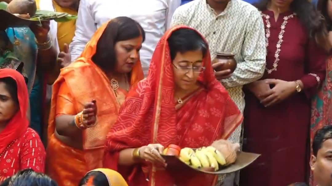 दिल्ली में धूमधाम से मनाया गया लोक आस्था का महापर्व छठ, CM आतिशी ने डूबते सूर्य को दिया अर्घ्य Chhath Puja 2024 Delhi CM Atishi performed Chhath Puja rituals on third day ANN दिल्ली में धूमधाम से मनाया गया लोक आस्था का महापर्व छठ, CM आतिशी ने डूबते सूर्य को दिया अर्घ्य
