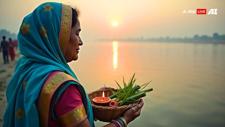 आज छठ व्रतियों ने उगते हुए सूर्य को अर्घ्य देकर छठ पूजा संपन्न की. छठ पूजा में डूबते और उगते सूर्य को अर्घ्य देने की परंपरा है.