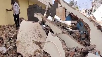 Karnataka Three Storied Building in Bangarapet Suddenly Collapsed Viral Video Watch கர்நாடகா: புதுப்பிக்கும் பணியின்போது இடிந்து விழுந்த மூன்று மாடிக் கட்டிடம் - வைரல் வீடியோ