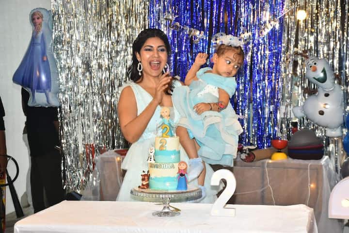 For the unversed, Gurmeet gained fame through his role as Lord Ram in the epic television series ‘Ramayan’, while Debina is known for her portrayal of Sita in the same show.