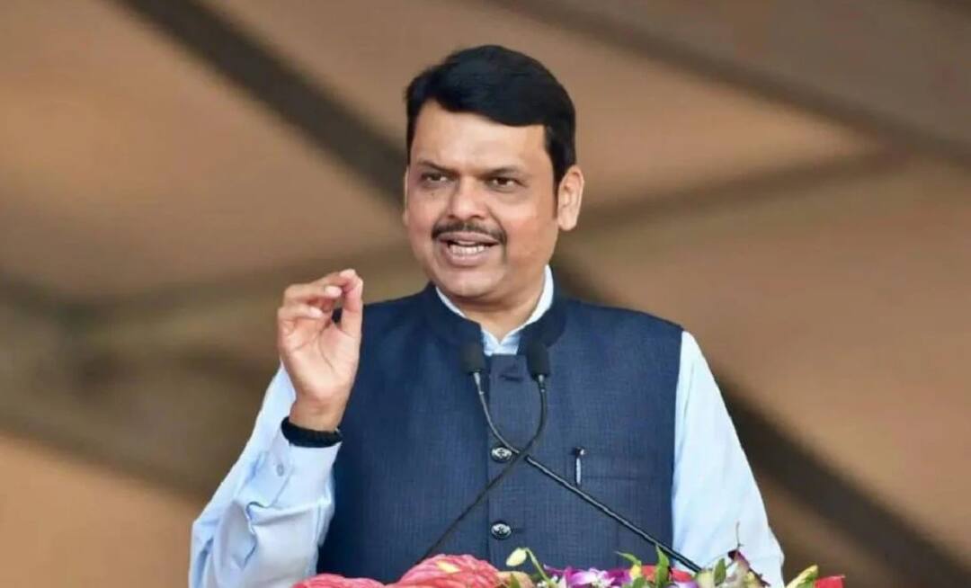 Maharashtra Vidhansabha Election 2024 After the coming of Mahayuti government, women will get 2100 rupees every month from Ladaki Bahin Yojana says Devendra Fadnavis लाडक्या बहिणींना देवाभाऊचा विनोदी सल्ला; कुटुंबीयांनी इकडे तिकडे मतदान केल्यास 2 दिवस जेवायला देऊ नका