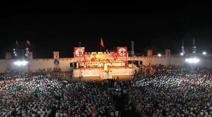 व्यासपीठाखालील एकही खुर्ची यावेळी खाली दिसली नाही, काही जणांनी उभं राहूनच सभा बघितली.