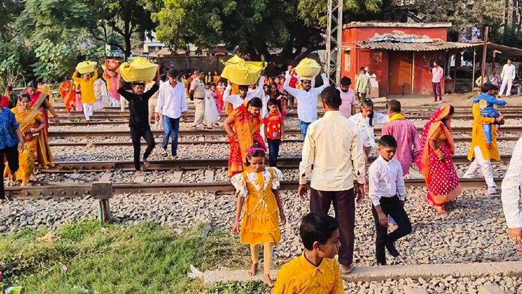 bihar Arrah Chhath devotees cross the railway track to reach Chhath Ghat over bridge not constructed for many years ann Bihar News: बिहार के इस जिले में जान जोखिम में डाल कर होती है छठ पूजा, ऐसे जाते हैं घाट तक श्रद्धालु
