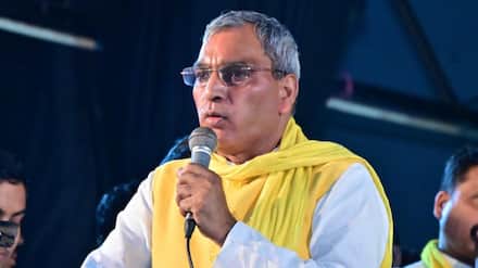 'अक्ल हो तो नकल...', समाजवादी पार्टी के पोस्टर पर सुभासपा प्रमुख ओमप्रकाश राजभर का तंज