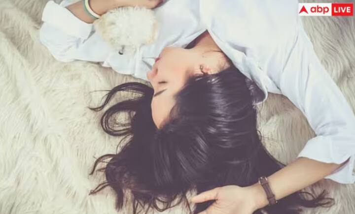 ਨਹਾਉਣ ਤੋਂ ਬਾਅਦ ਗਿੱਲੇ ਵਾਲਾਂ ਨਾਲ ਸੌਣ ਨਾਲ ਸਿਰਹਾਣੇ ਜਾਂ ਬਿਸਤਰੇ 'ਤੇ ਬੈਕਟੀਰੀਆ ਪੈਦਾ ਹੋ ਸਕਦੇ ਹਨ। ਇਸ ਨਾਲ ਸਕੈਲਪ ਖਰਾਬ ਹੋ ਸਕਦੀ ਹੈ, ਵਾਲ ਟੁੱਟਣ ਦੀ ਸਮੱਸਿਆ ਵੱਧ ਸਕਦੀ ਹੈ ਅਤੇ ਵਾਲਾਂ 'ਚ ਡੈਂਡਰਫ ਵੀ ਹੋ ਸਕਦਾ ਹੈ।