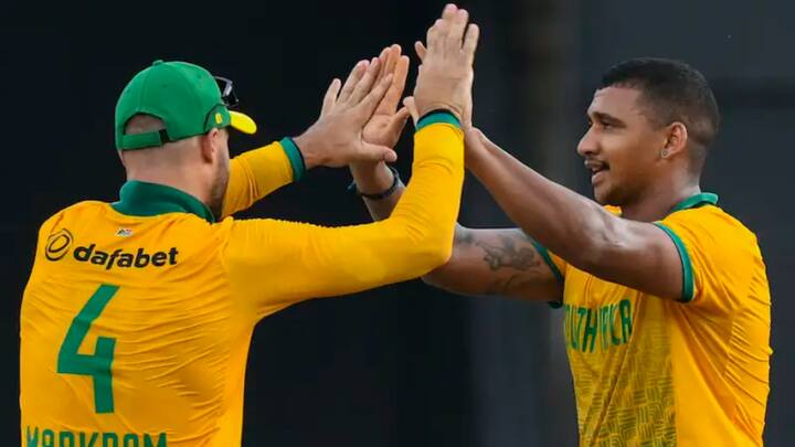 पांचवीं गेंद पर संजू सैमसन ने सिंगल रन लिया, लेकिन आखिरी बॉल पर कप्तान सूर्यकुमार गति से चकमा खा गए और 21 रन के स्कोर पर अपना विकेट गंवा बैठे.