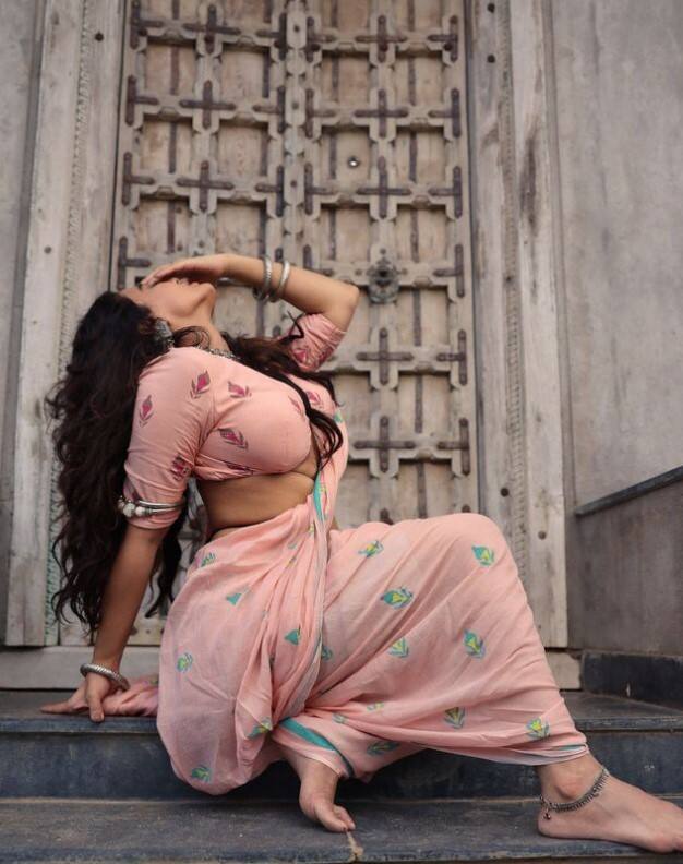 સાઉથ એક્ટ્રેસ કેતિકા શર્માએ હોટ સાડી લૂકમાં કાતિલ પોઝ આપ્યા છે. અભિનેત્રી અલગ-અલગ અંદાજમાં શાનદાર પોઝ આપતી જોવા મળી રહી છે. કેતિકા શર્માનો ગ્લેમરસ લૂક ઈન્સ્ટાગ્રામ પર વાયરલ થઈ રહ્યો છે.