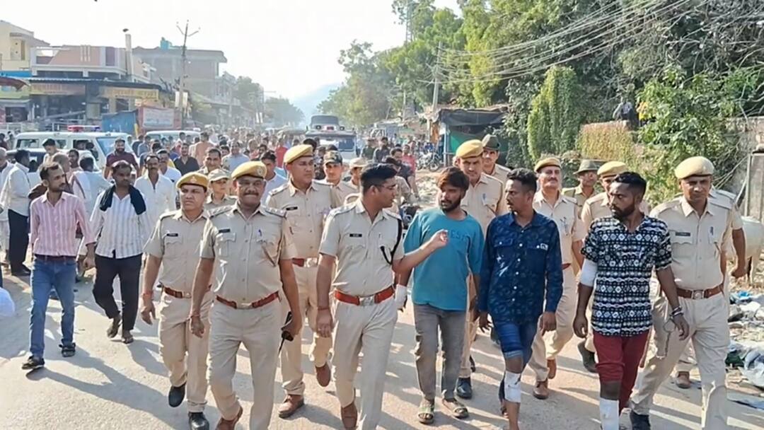 'अपराध करना पाप है, पुलिस हमारी बाप है', टीचर हत्याकांड के तीन आरोपियों ने सड़क पर लगाए नारे Bundi Police took out procession of three criminals arrested in teacher murder case ANN 'अपराध करना पाप है, पुलिस हमारी बाप है', टीचर हत्याकांड के तीन आरोपियों ने सड़क पर लगाए नारे