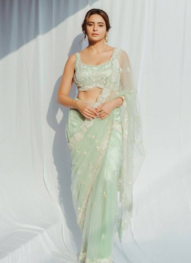 ફેમસ એક્ટ્રેસ આમના શરીફ તેના કોઈપણ પ્રોજેક્ટને કારણે ચર્ચામાં હોય કે ન હોય, પરંતુ તેના લુક્સને કારણે તે આ દિવસોમાં ઘણી હેડલાઈન્સ બનાવી રહી છે.