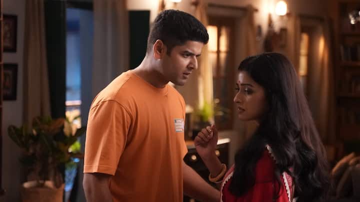এই রায়ান চায় অভিনয় করতে। কিন্তু পরিচালনার অভাব। আর এই পারুলের সঙ্গেই সম্পর্কে জড়িয়ে পড়ে রায়ান।