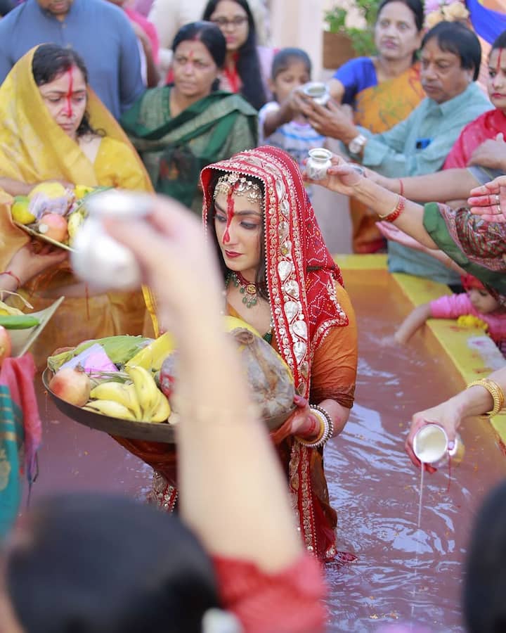 Neha wore the traditional saree and heavy jewellery for her puja celebrations.