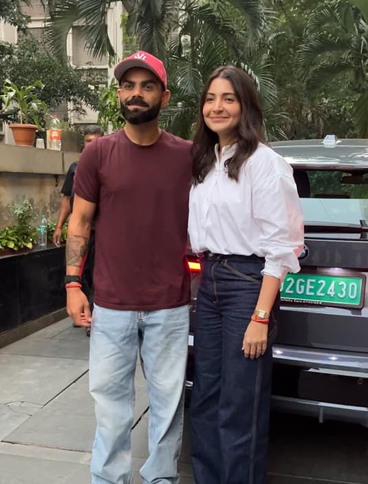 इस दौरान विराट और अनुष्का काफी स्टाइलिश लुक में दिखे. दोनों ने एकसाथ पैपराजी को कई सारे पोज भी दिए.