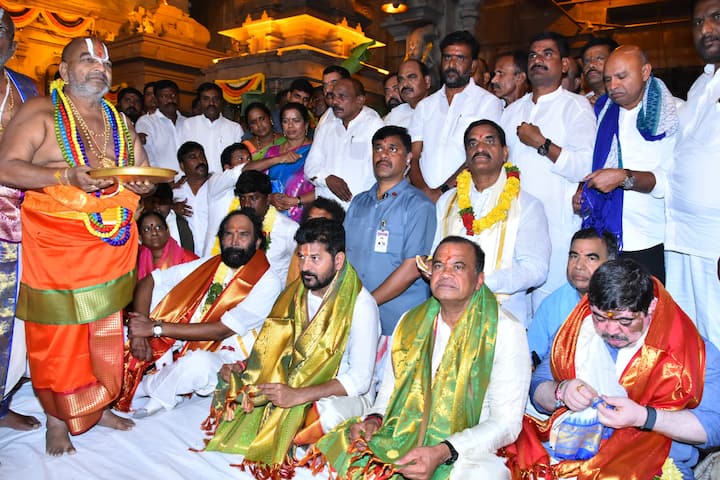 లక్ష్మీ నరసింహ దర్శనం అనంతరం సీఎం, మంత్రులకు వేద పండితులు వేదాశీర్వచనం అందించారు. అనంతరం తీర్థ ప్రసాదాలు స్వీకరించారు.