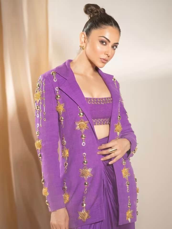 रकुल की सुबह की शुरुआत 2 गिलास गर्म पानी और बुलेट कॉफी से होती है। बुलेट कॉफ़ी एक प्रकार की ब्लैक कॉफ़ी है जिसमें तेल और मक्खन का उपयोग किया जाता है।