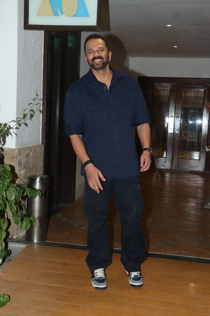 वहीं ‘सिंघम अगेन’ के डायरेक्टर रोहित शेट्टी भी आज एक इवेंट में स्पॉट किए गए. जहां वो हमेशा की तरह स्टाइलिश लुक में दिखे.