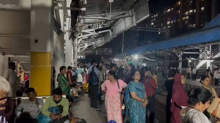 अखेर सिग्नल यंत्रणा दुरुस्त झाल्यानंतर रेल्वे वाहतूक सुरु झाली असून लोकल उशिरानं धावत असल्याचं पाहायला मिळालं.