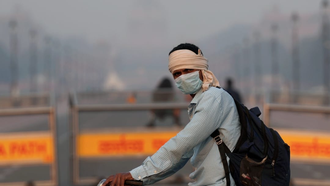 Delhi attack of weather and pollution health issues increased know tips for care ANN दिल्ली में मौसम और प्रदूषण का डबल अटैक, मरीजों की बढ़ी संख्या, एक्सपर्ट्स से जानें कैसे करें सेहत की देखभाल?
