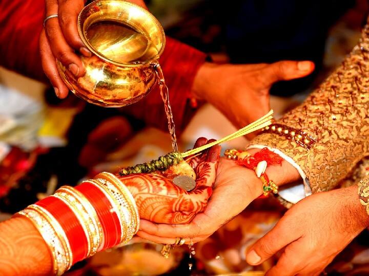 तुलसी विवाह के दिन भगवान शालिग्राम और मां तुलसी का विवाह करें. इस विवाह को विधि अनुसार संपन्न करना चाहिए. माता को चुनरी ओढ़ाएं और फिर तुलसी जी के मंत्रों का जाप करें. इससे वैवाहिक जीवन में सुख-शांति आती है.